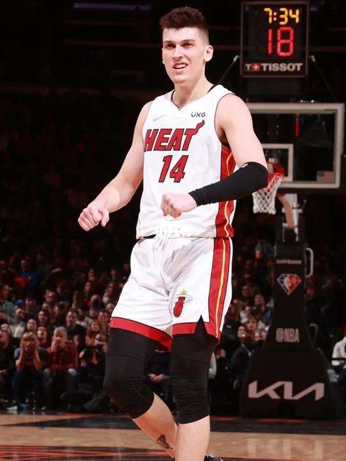 蒿俊闵今天迎来38岁生日，曾留洋沙尔克04并在欧冠有过出场.